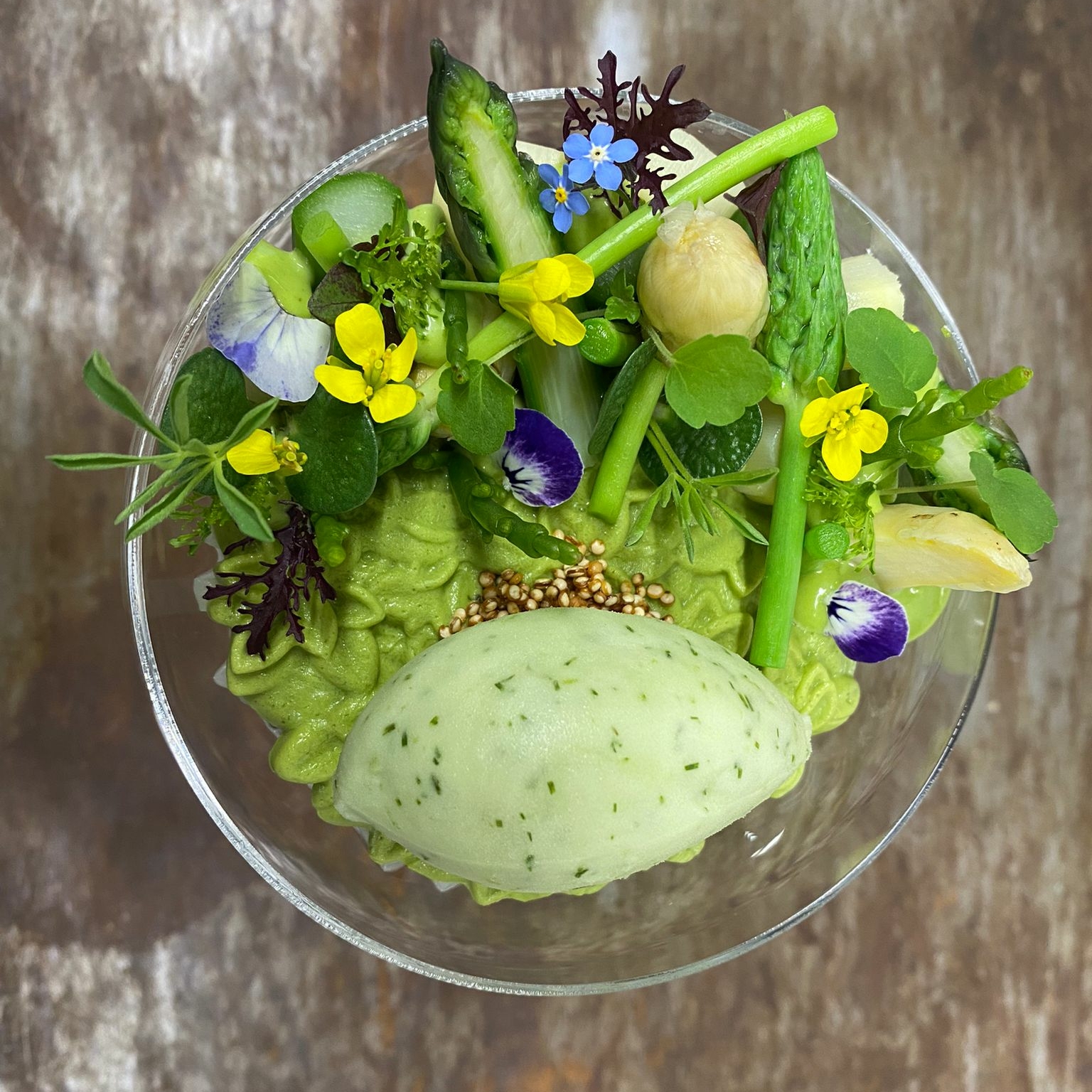 POSTELEINCRÈME MET GROENE ASPERGES EN QUINOA